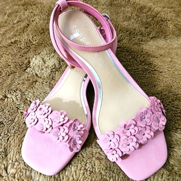 Copper Key Shoes - Copper Key Pink w flower detail. Size 6